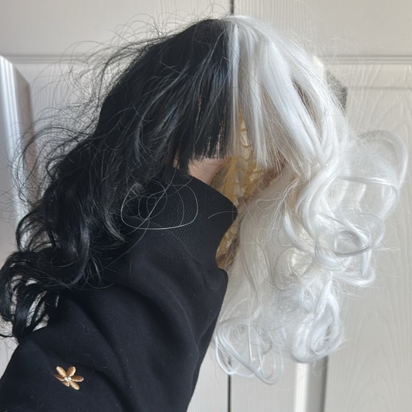 Short Black and White Wig Shoulder Length Wavy Two Tone Cosplay Wig Full Bangs - Picture 4 of 8